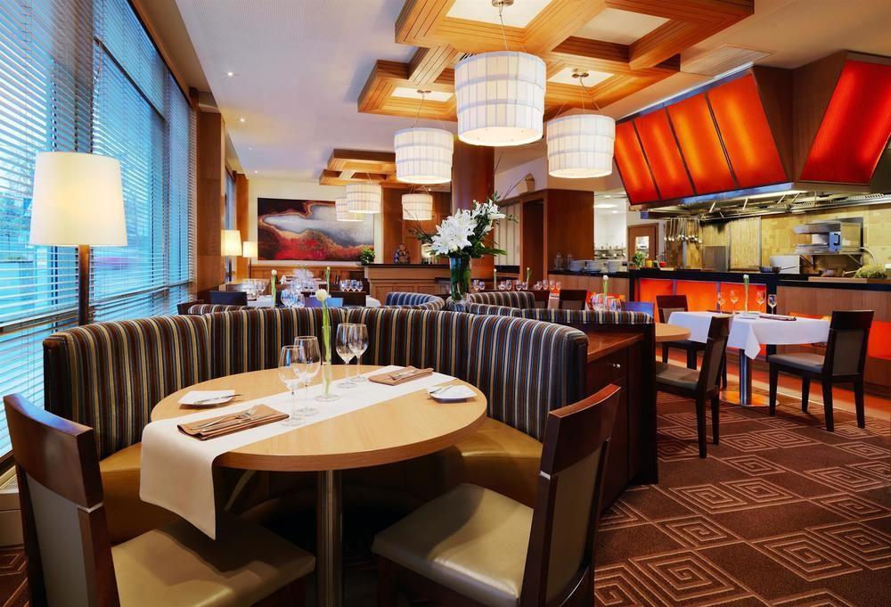 Sheraton Poznan Hotel Bagian luar foto Interior of a restaurant