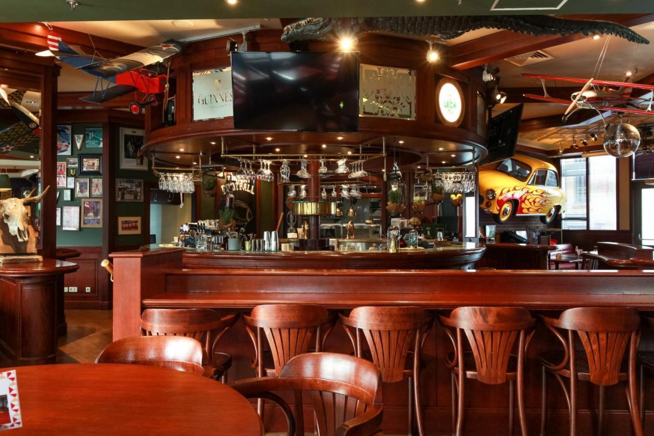 Sheraton Poznan Hotel Bagian luar foto The bar at the 1905 Bar and Grill