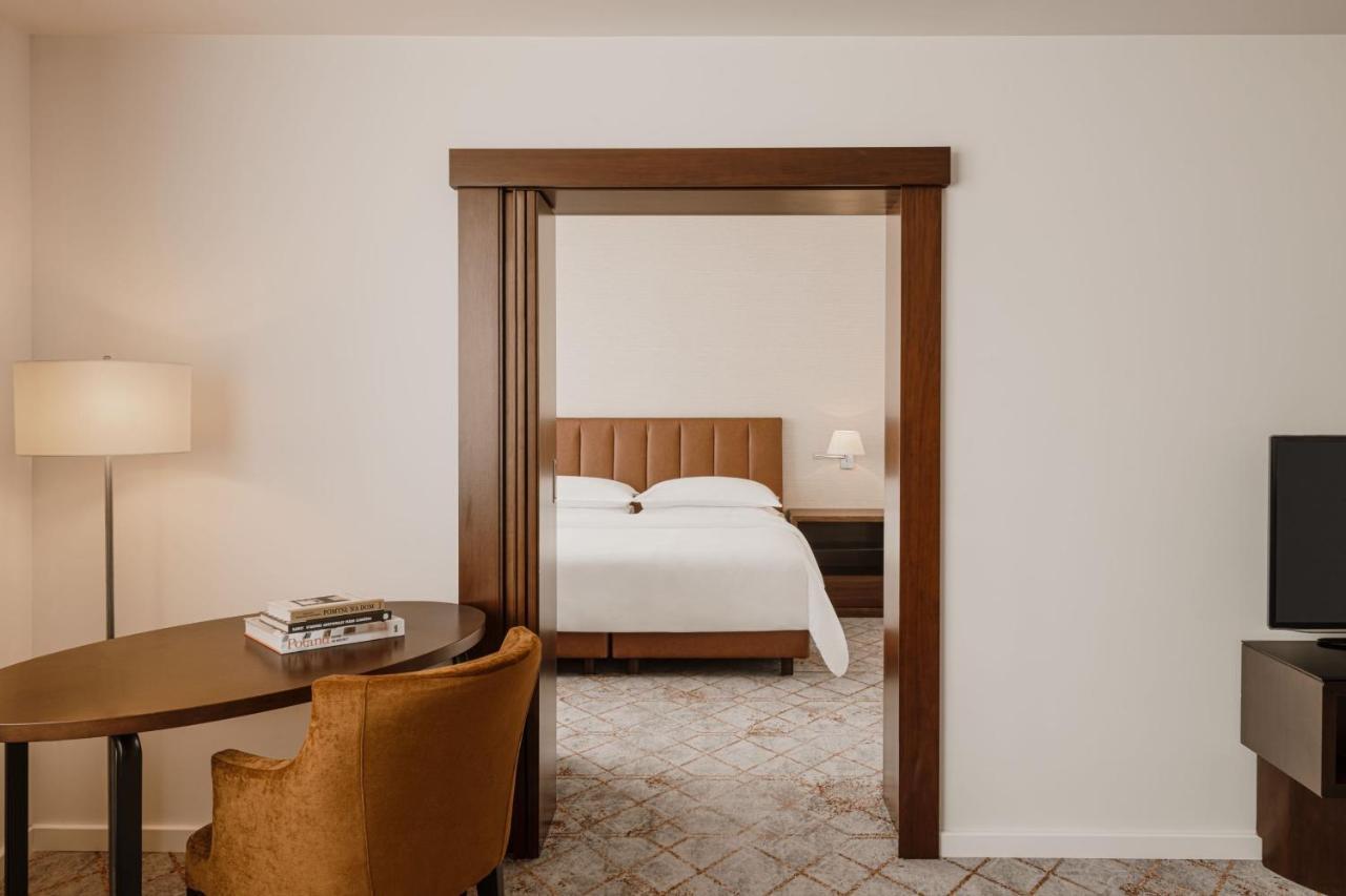 Sheraton Poznan Hotel Bagian luar foto A suite at the Hotel Zags