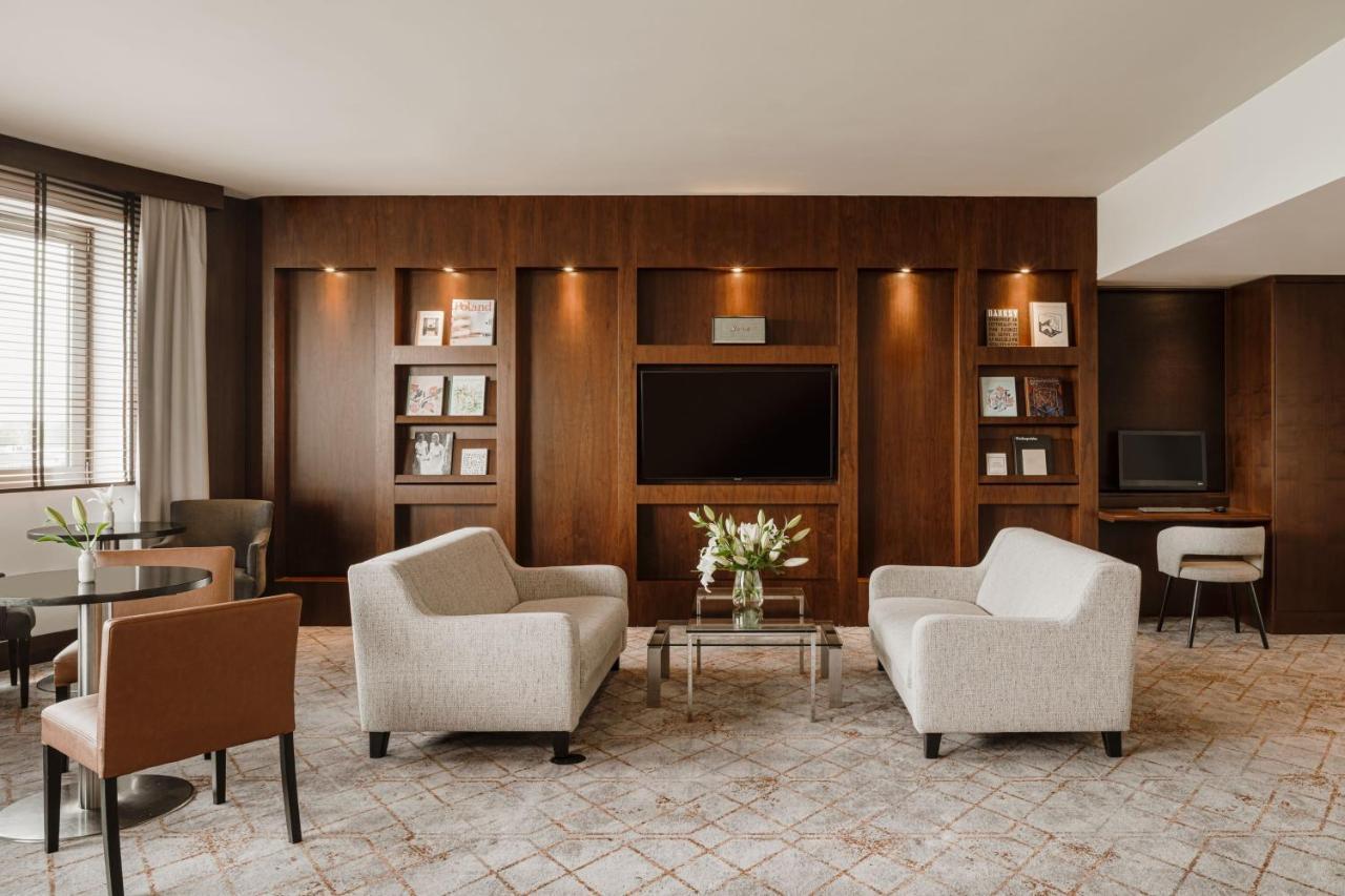 Sheraton Poznan Hotel Bagian luar foto A living room at the hotel
