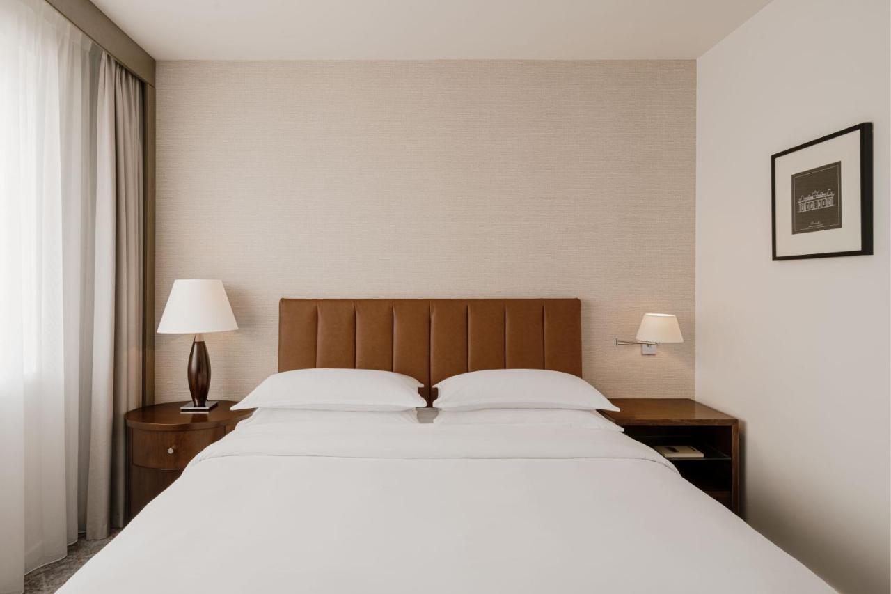 Sheraton Poznan Hotel Bagian luar foto A bedroom at the hotel