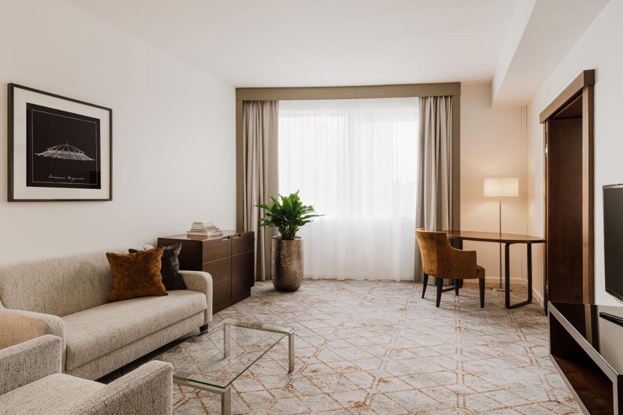 Sheraton Poznan Hotel Bagian luar foto A suite at the hotel