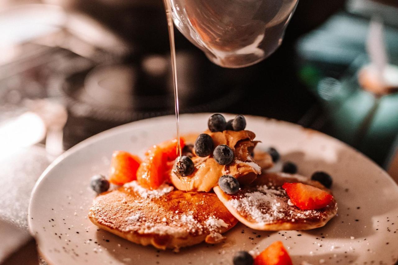 Sheraton Poznan Hotel Bagian luar foto Maple syrup being drizzled on a pancake