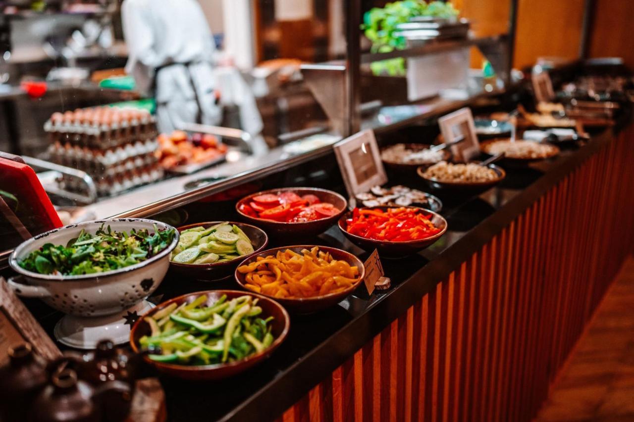 Sheraton Poznan Hotel Bagian luar foto A salad bar