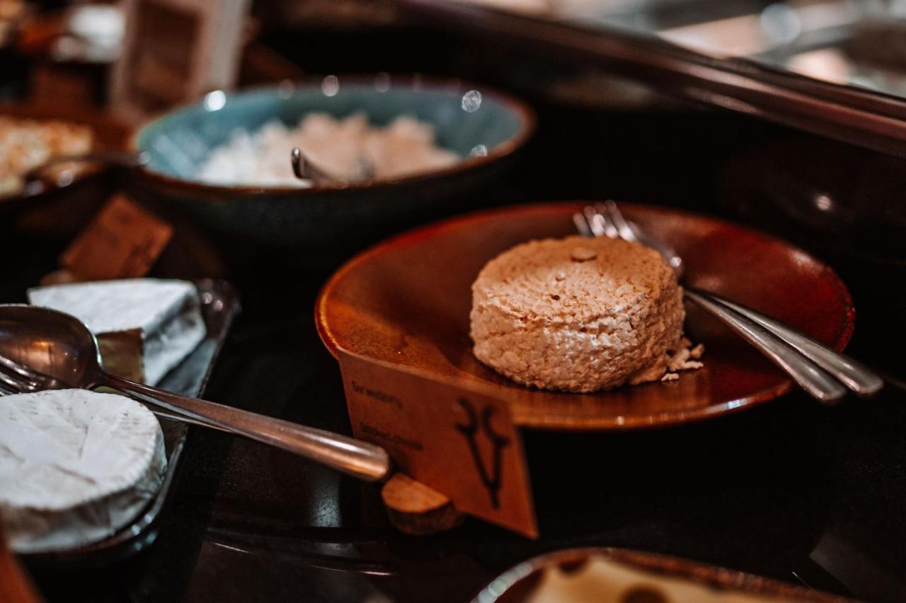 Sheraton Poznan Hotel Bagian luar foto A scone