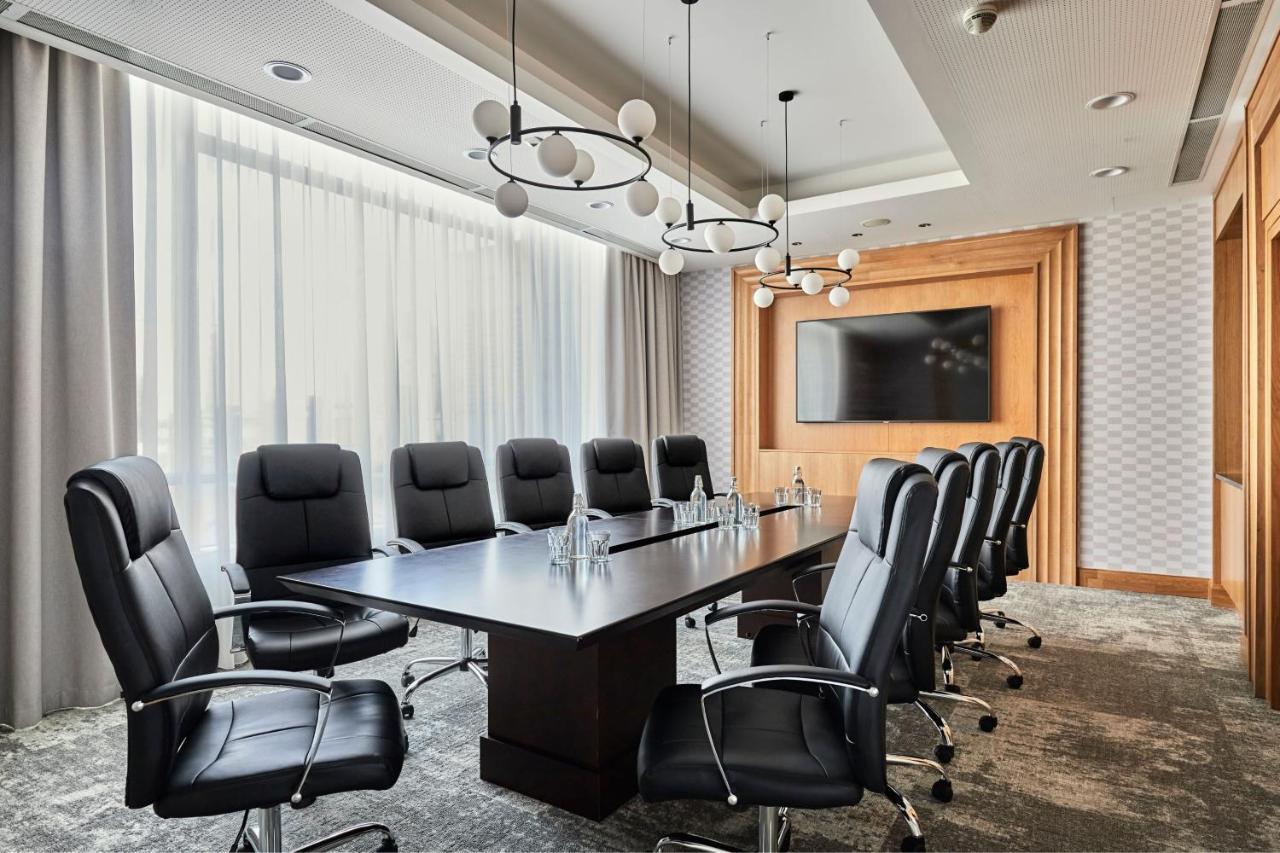Sheraton Poznan Hotel Bagian luar foto Boardroom at the Hilton London Heathrow