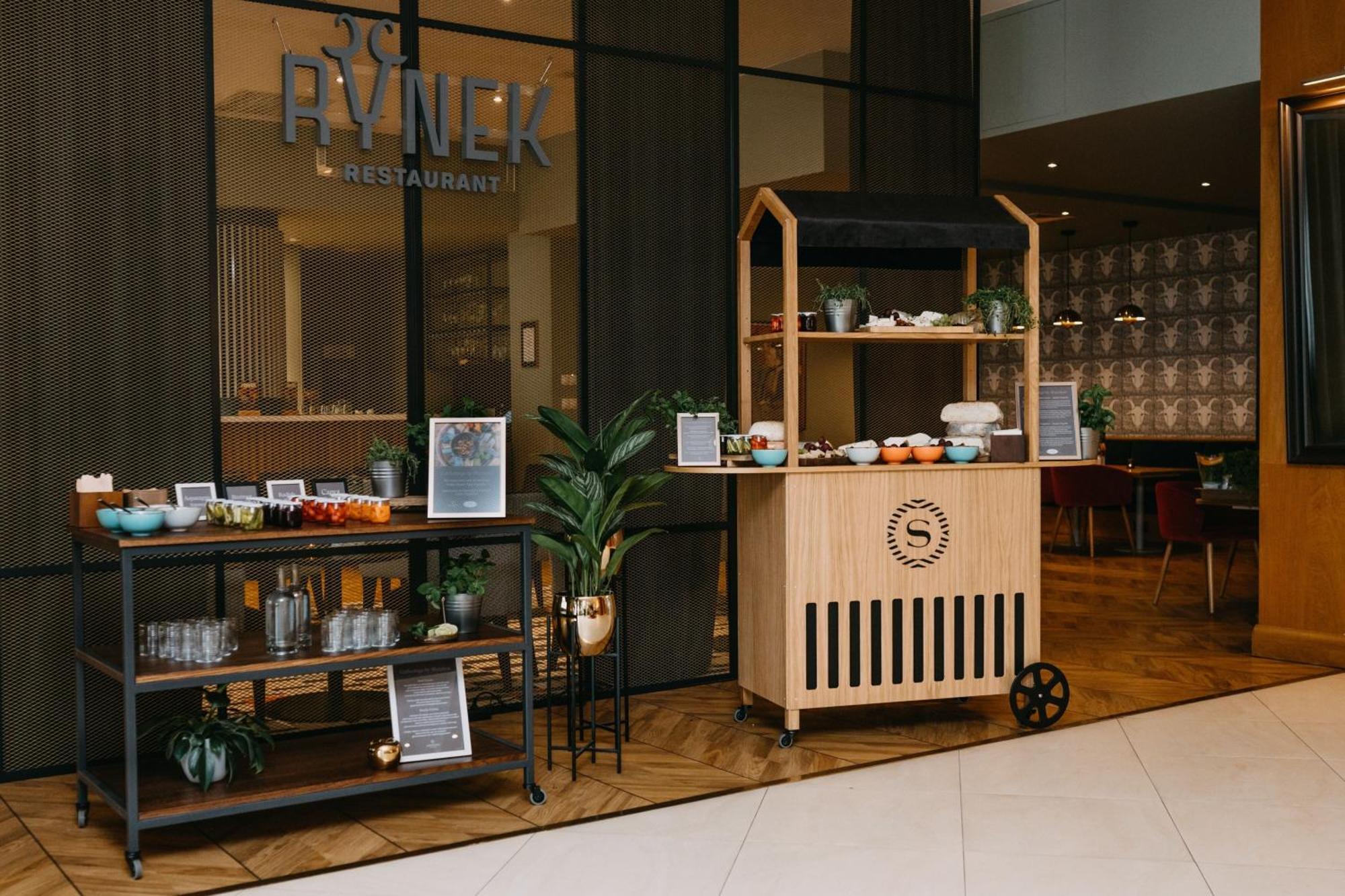 Sheraton Poznan Hotel Bagian luar foto The Milk Bar