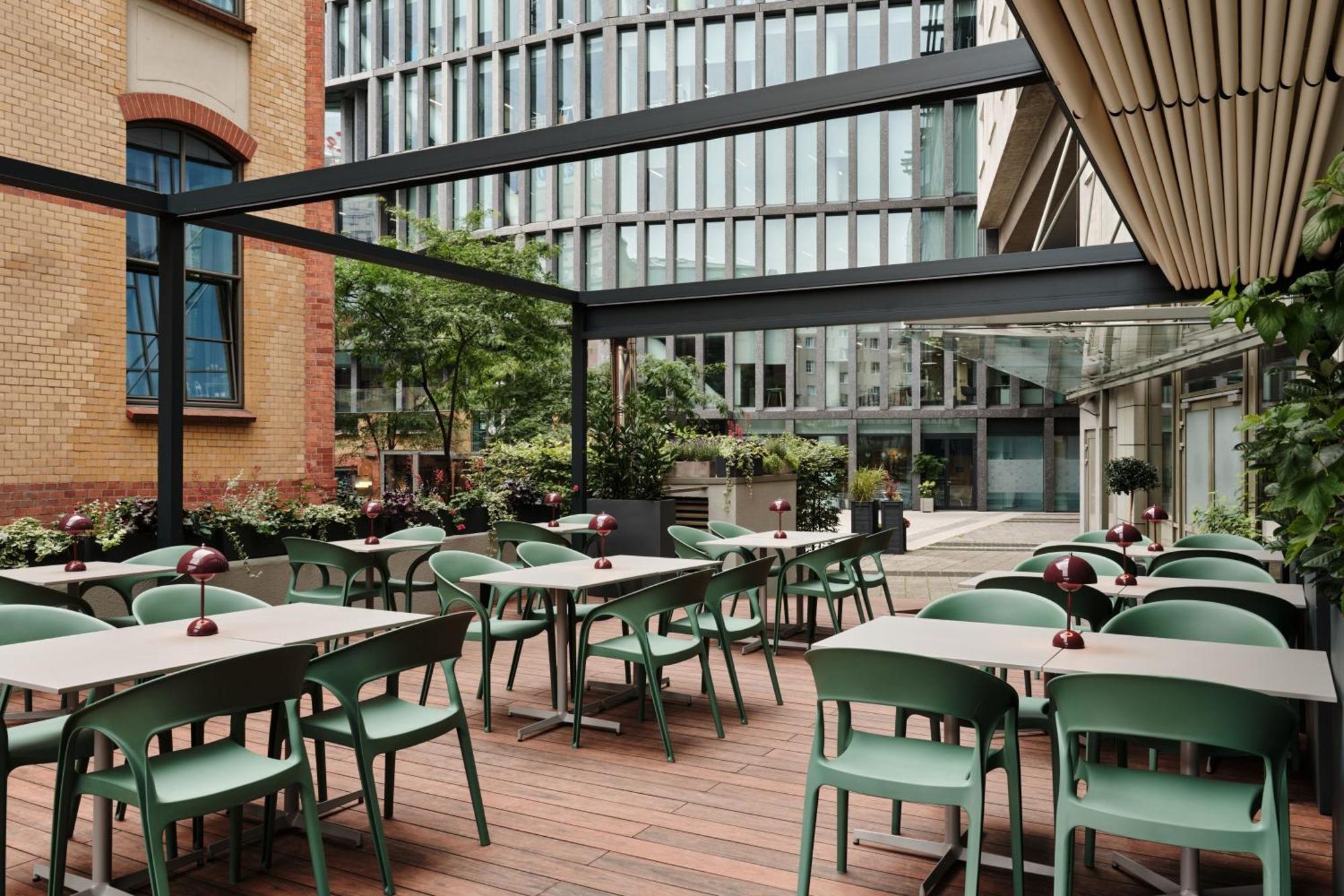 Sheraton Poznan Hotel Bagian luar foto The courtyard at the London Business School