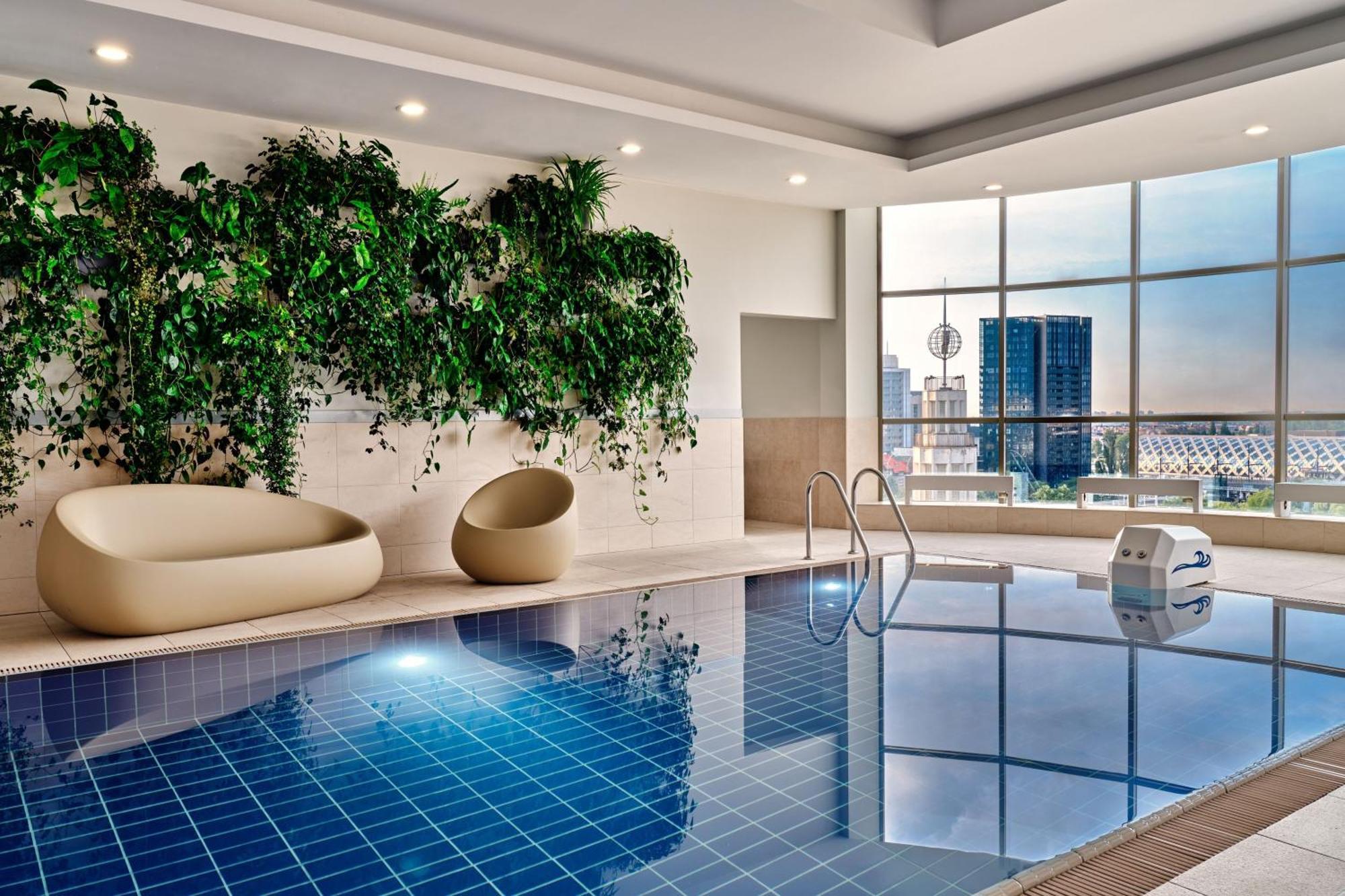 Sheraton Poznan Hotel Bagian luar foto The pool at the 101st floor