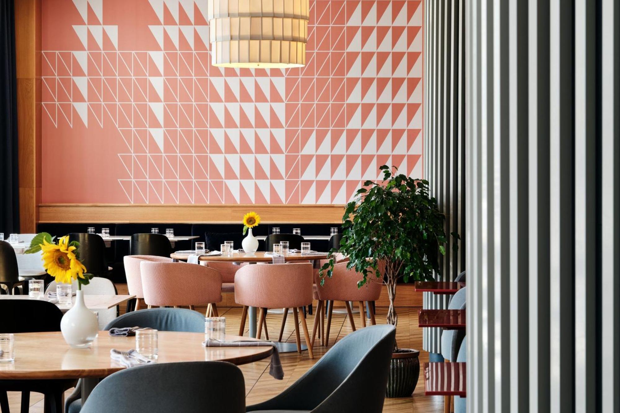 Sheraton Poznan Hotel Bagian luar foto Restaurant interior