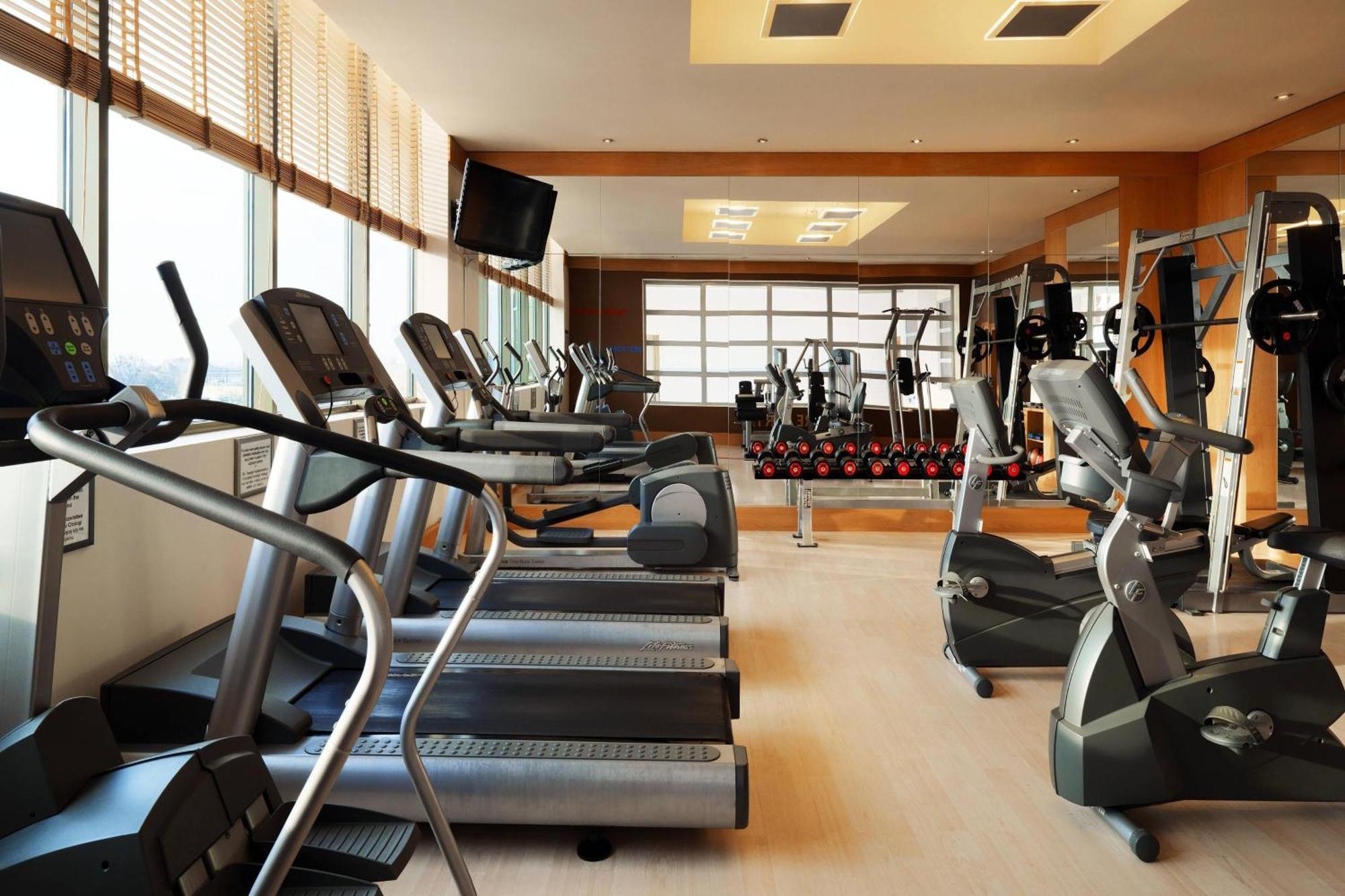 Sheraton Poznan Hotel Bagian luar foto A gym at a hotel