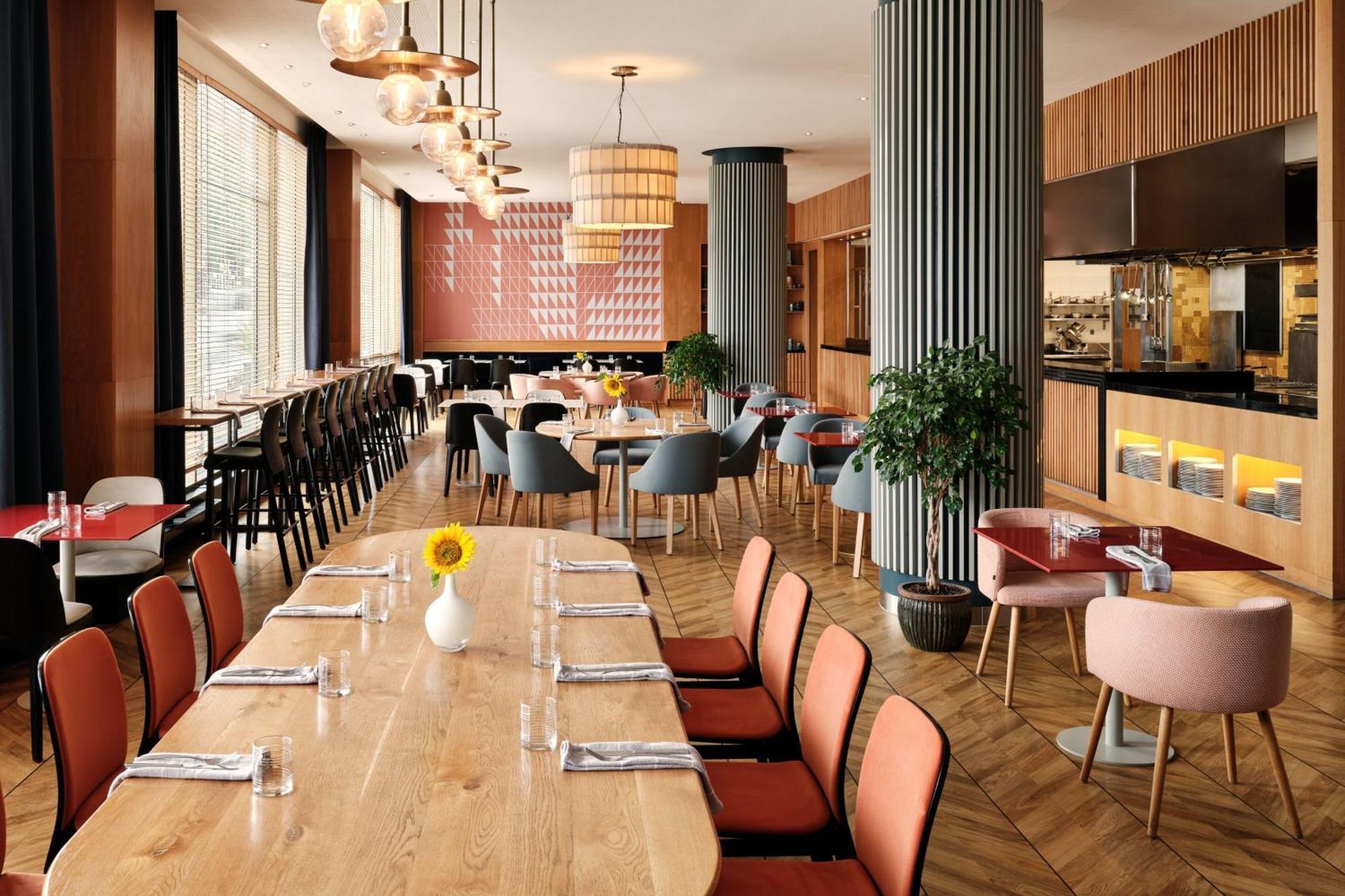 Sheraton Poznan Hotel Bagian luar foto Restaurant