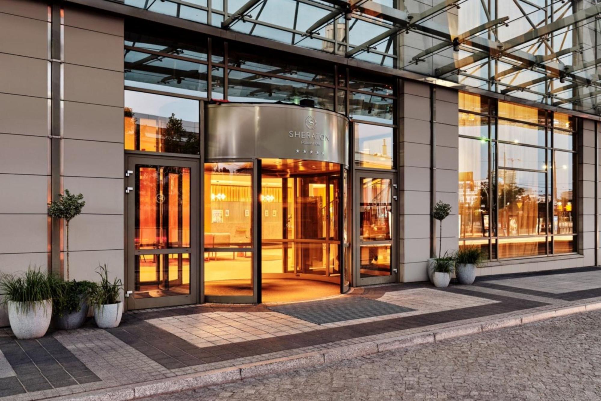 Sheraton Poznan Hotel Bagian luar foto Entrance to the hotel