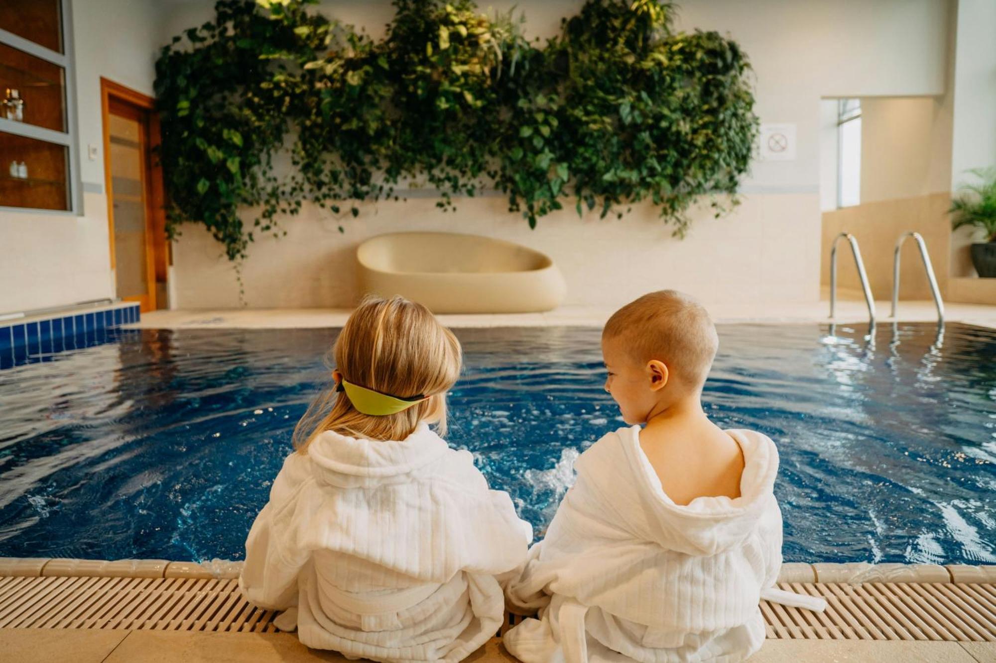 Sheraton Poznan Hotel Bagian luar foto Children in bathrobes