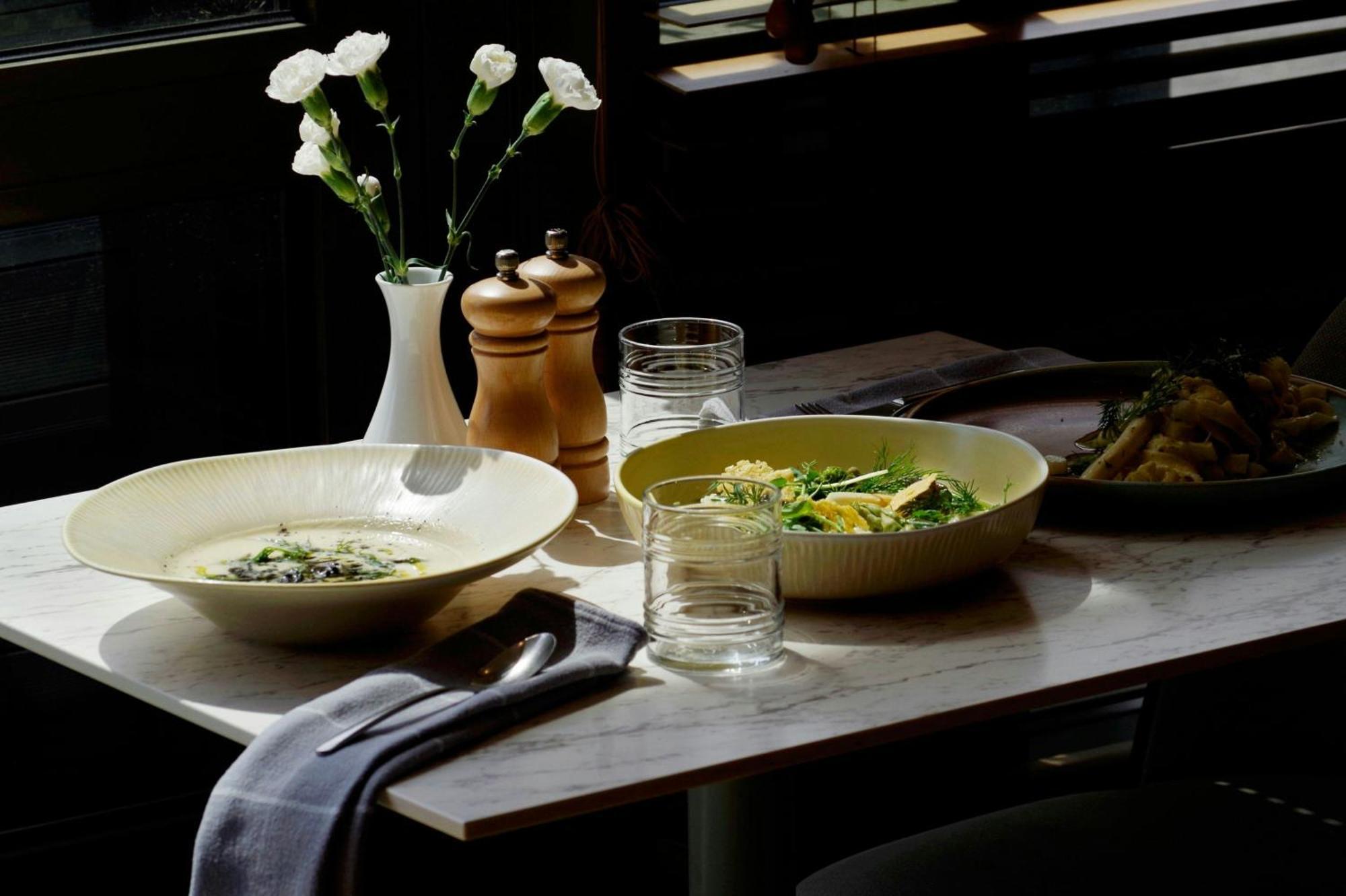 Sheraton Poznan Hotel Bagian luar foto A table at the restaurant